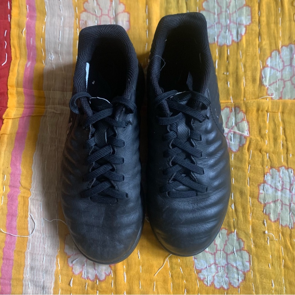 NIKE Tiempo Soccer Cleats Size 1